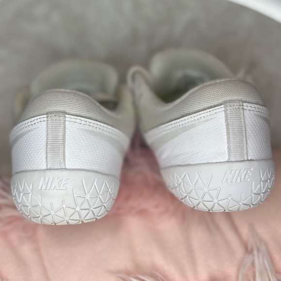 Nike Sideline Cheer Shoes in White Size 12C - Picture 2 of 6
